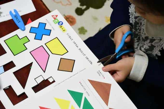 4~5歳ポピーの工作をする様子