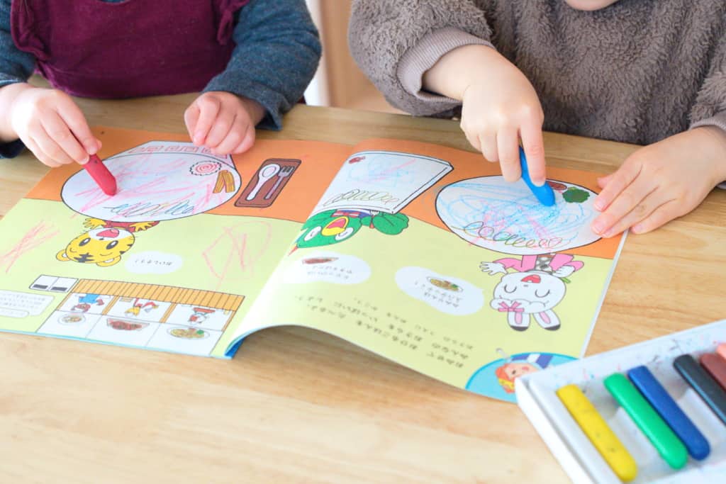 こどもちゃれんじ ほっぷ えんぴつワーク 取り組む子ども