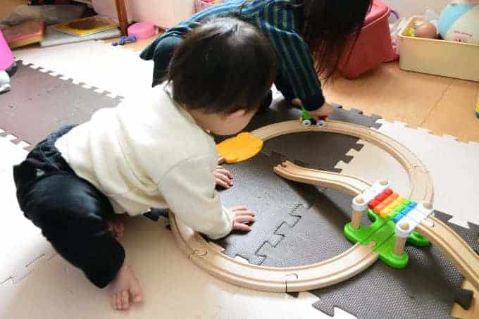 トイサブのレールで遊んでいるところ