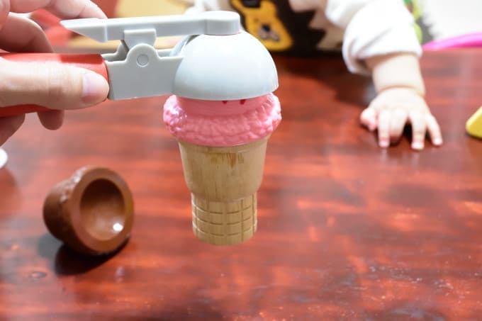 トイサブのアイスを持つ