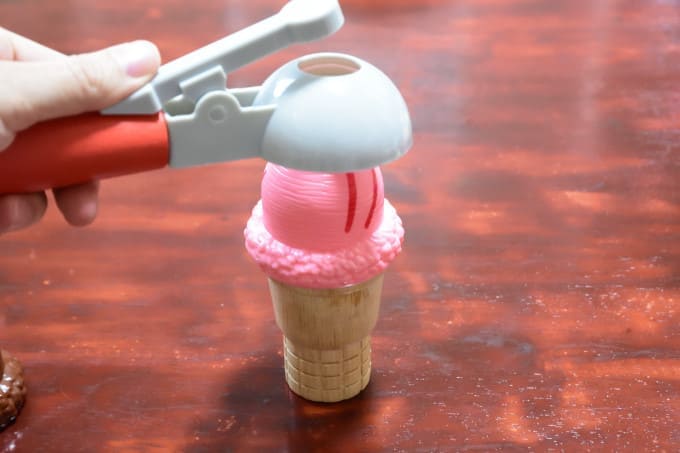 トイサブのアイスをぱかっと置く