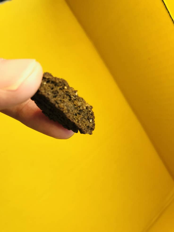 BASE Cookies(ベースクッキー)ココア味は生地の中に粒々がある